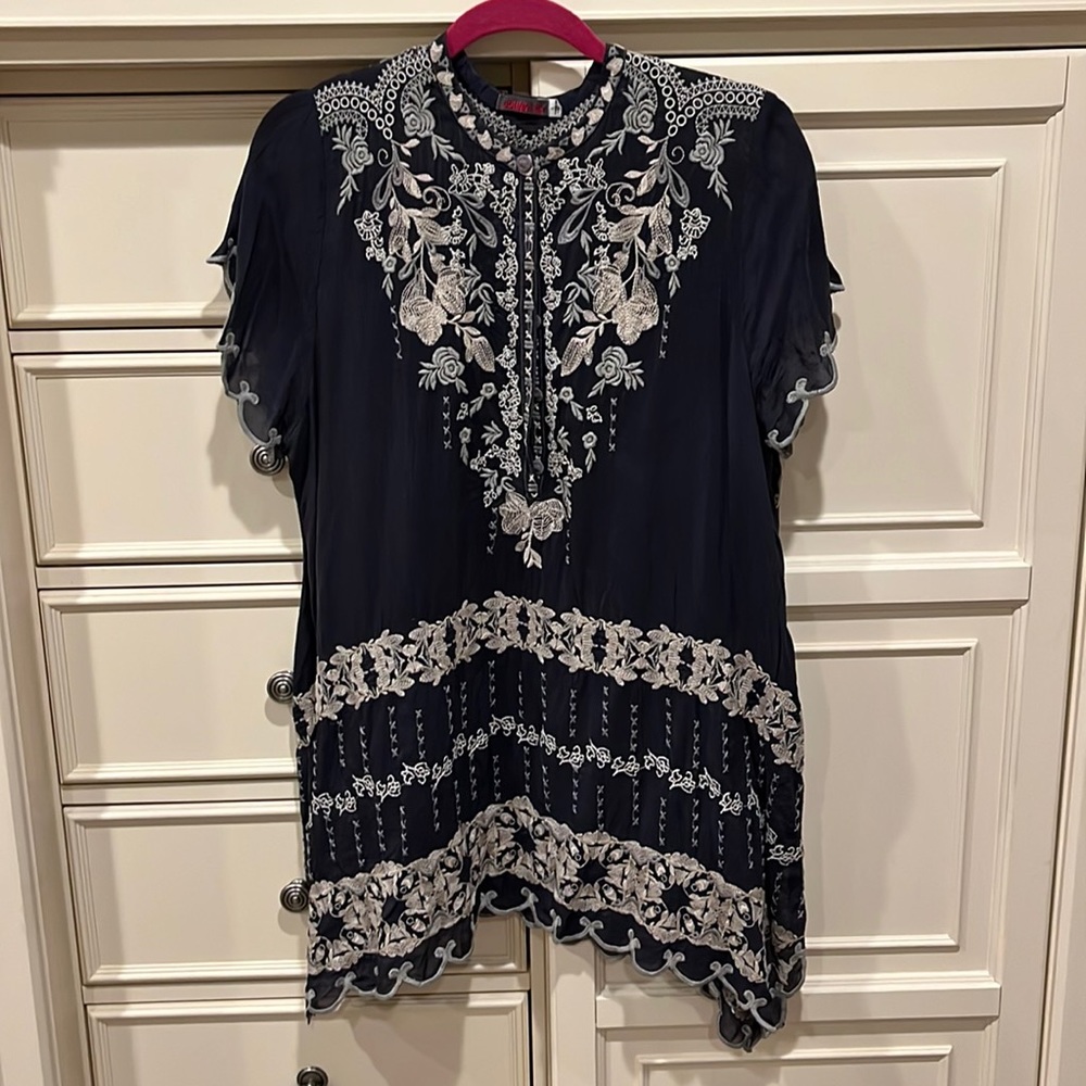 Johnny Was short sleeve blouse in Graphite. Size large